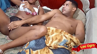 Mamas pequenas Beleza negra montando um galo gordo