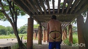 quase nu em.local aberto no engenheiro.