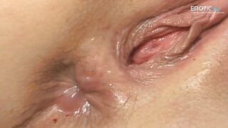 Amateur strakke kut MILF Jamie Tyler neukt haar eigen kont