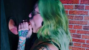 ElizabethHunny'_s First Gloryhole Experience