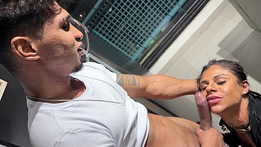 Personal pirocudo, fode vizinha casada enquanto corno só fica na punheta. Pauzudo brasileiro, encontra hotwife na academia e fode a safada na frente do marido corno manso.