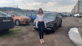 girl went for a walk in high-heeled shoes, but broke the heel, now she needs to go home to change the broken heel