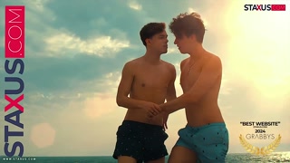 🏄🏼‍♂️ :: STAXUS :: Surfer friends, can't contain their passion on the beach