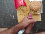 Fumando um baseado, bati uma punheta e gozei no meu Big Mac  do McDonald's