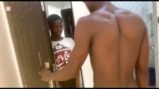 Blowjob, ridning, sort, far, mand – hardcore film med tynde teenage homoseksuelle ludere kneppet i røven