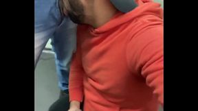 CASADOS NO BANHEIRO DA EMPRESA SENDO MAMADOS POR UM GAY GOSTOSO.