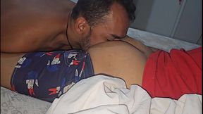 O ENTREGADOR RECENDO UM CUNETE DE GORJETA DO CLIENTE.