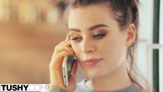 Lana Rhoades kan geen genoeg krijgen van Adriana Chechiks kont