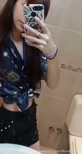 Para ver cómo me subo la pollerita suscríbete