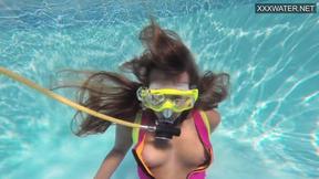 ”Hottest babe Irina Poplavok is naughty in the pool”