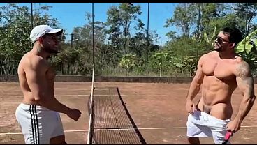 PUTARIA NA QUADRA DE TENIS