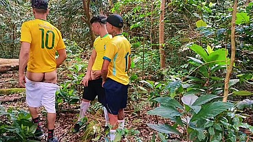 Jogo do Brasil com sexo Barebeck com vários roludao safado no meio da mata