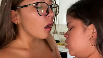 sexo lesbico entre hermanastra