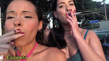 AMIGAS FUMANDO NA VARANDA - SMOKING FETISH