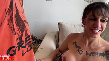 Essa noiva de grelo grande adora trepar com homens fora do relacionamento