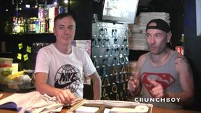 il se fait sucer par un daddy en glory holes