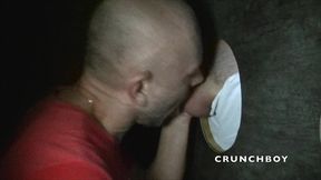 il se fait sucer par un daddy en glory holes