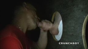 il se fait sucer par un daddy en glory holes