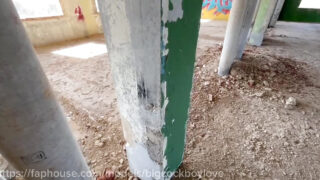 Asker babanın devasa penisi, sıkı Rus oğlanlarını korunmasız bir şekilde beceriyor.