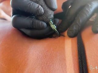 The blond paid for the tattoo with her pussy coz it was smooth.