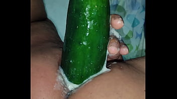 Sexo anal con pepino por el culo