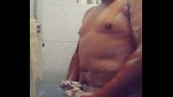 En el ba&ntilde_o ajabonandone la verga