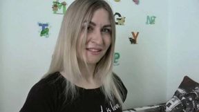 Sneezes onto a mirror MP4 HD 720p