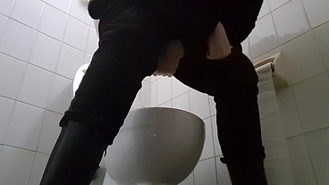 Pee in a very cold bathroom early winter day 4K
