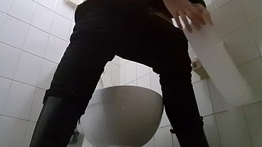 Pee in a very cold bathroom early winter day 4K