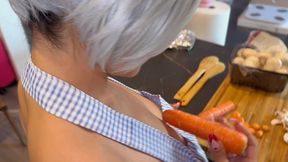 je fais la cuisine et m enfonce une carotte dans la chatte