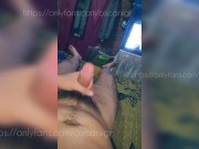 Joven vergón de saca la leche mientras ve su novela y la queso jaja