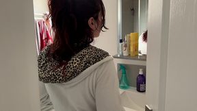 coucou toi j etais tranquillement entrain de prendre ma douche ce matin ...