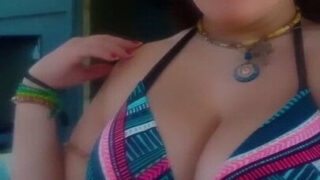 Cette bombe se fait pénétrer profondément dans son cul serré