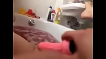 Meine Freundin fickt sich in der Badewanne