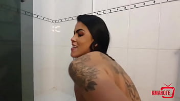 Mamando a big piroca do Bambu depois do banho at&eacute_ me encher todinha de porra
