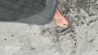 jugando con mis pies en la playa