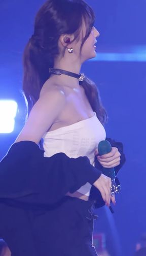 K-pop babe shows off her sexy Korean body