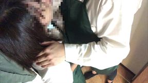 【人妻】クローゼットの中でス◯バ店員人妻が店長にハメられてイキまくる。