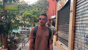 fui ajudar meu amigo, vi ele pelado e cai de boca.