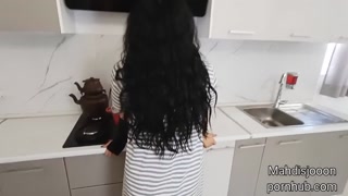سکس ایرانی تو آشپزخونه با ز.ندا.د.ا.شم وقتی که شوهرش رفته بود خرید ( مکالمه فارسی)🤤