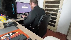 estava no escritorio trabalhando e minha amiga veio me relaxar com um boquetao