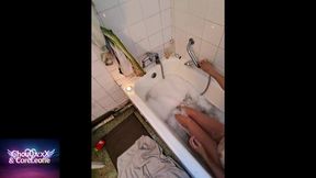 video num7 le bain ... calme , posee puis coreleone arrive pour me prendre...