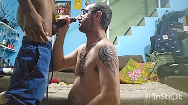 O casado veio dar aquela gozada no meu cu antes do trabalho.