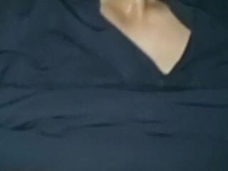 Lalin girl delgada folla con amigo de su novio moja la cama con squirts y recibe mucha leche ????