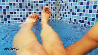 Pies en la piscina con agua