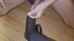 Teacher lets student cum on her shoes