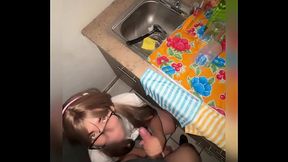 Hermanastra Colegiala Lavando Trastes! La DETONO en la COCINA! No pod&iacute_a Dormir y la Encuentro Lavando Trastes! Le ense&ntilde_o la Verga para Antojarla! La Chupa Delicioso Vi&eacute_ndome con su Carita! COMPLETO