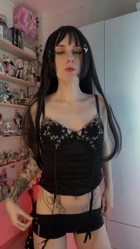 Curvy amateur model shows off her body in a free OnlyFans video