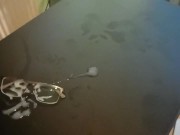 Me corro abundantemente en las gafas.