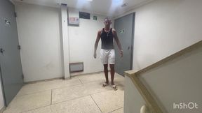 anal com coroa loira gostosa, dei em cima dela nas escada do apartamento ela comecou a me chupar ali mesmo